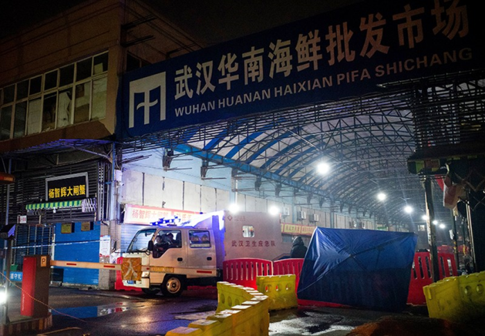 Cảnh sát Vũ Hán đóng cửa chợ đầu mối hải sản Hoa Nam ngày 1/1/2020. Ảnh: Noel Celis/AFP via Getty